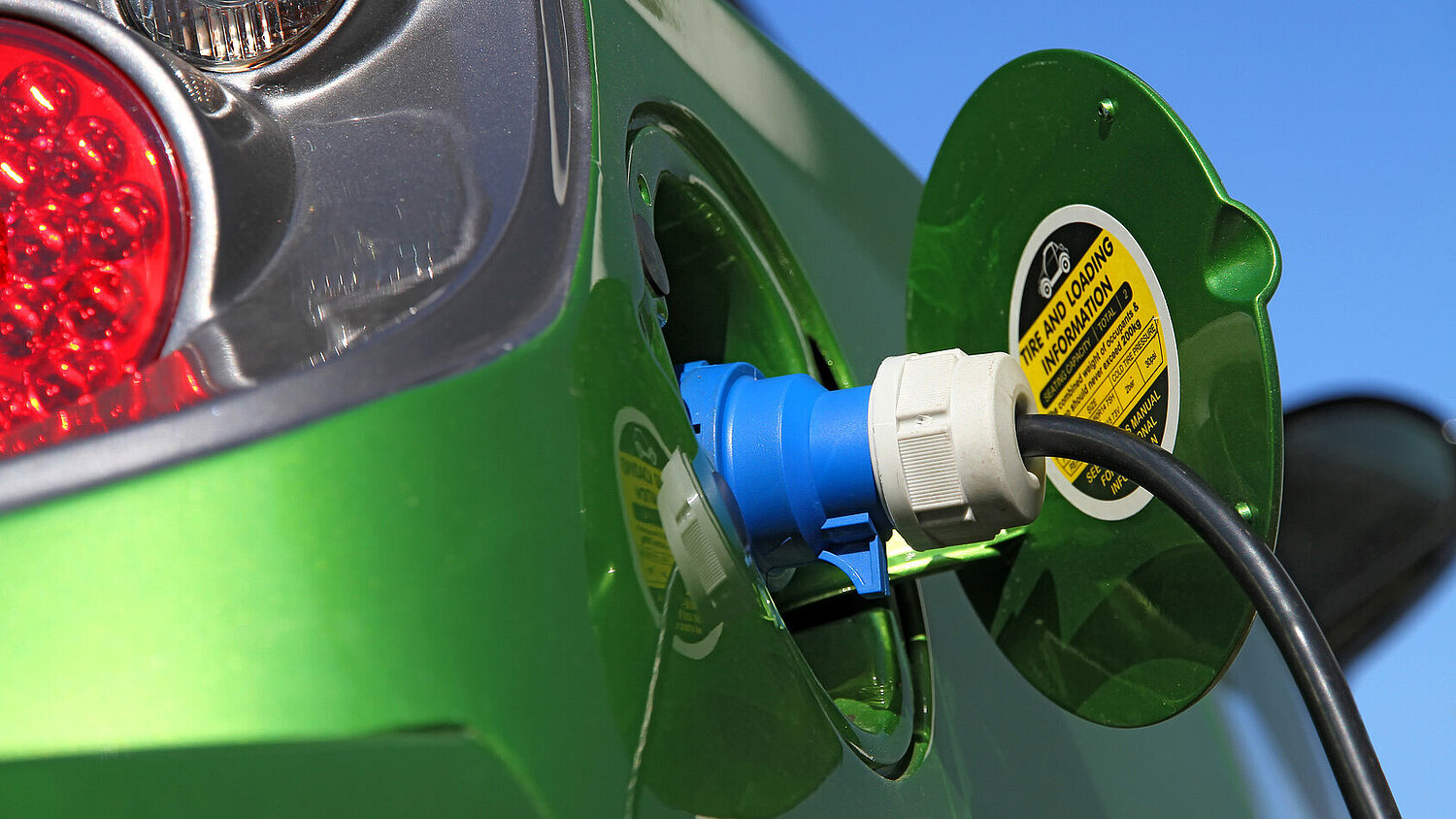 Foto Betanken eines Elektrofahrzeuges