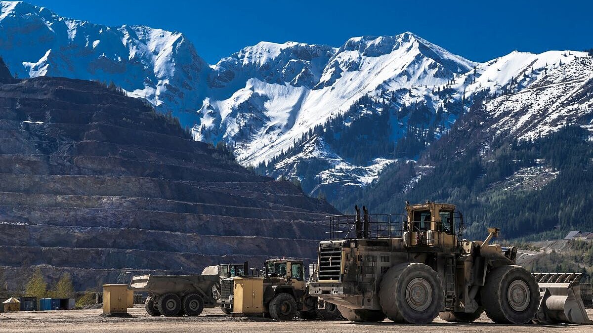 Foto mit Bergbaumaschinen vor Erzberg