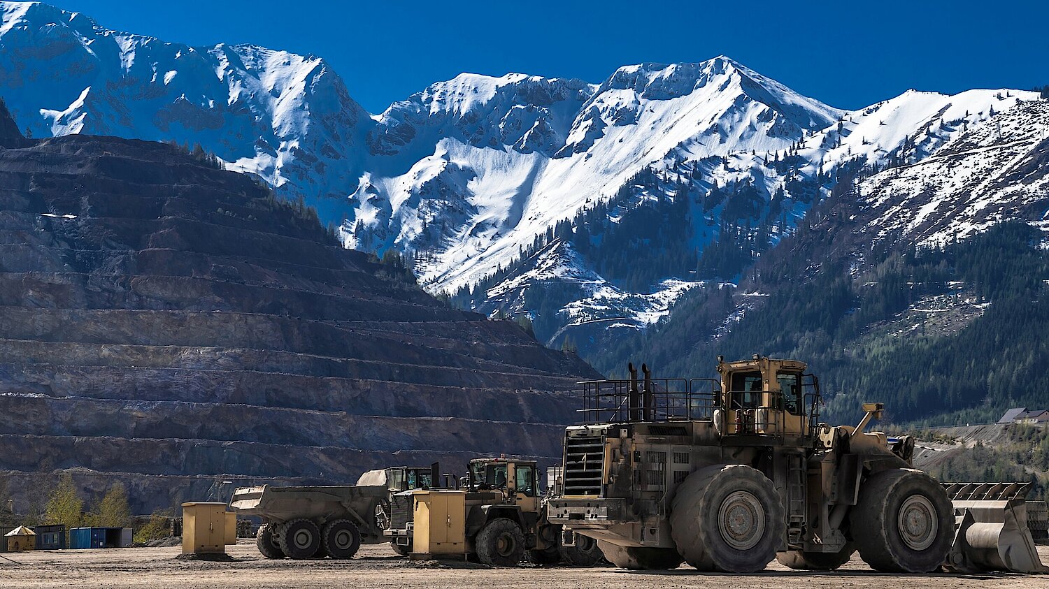 Foto mit Bergbaumaschinen vor Erzberg