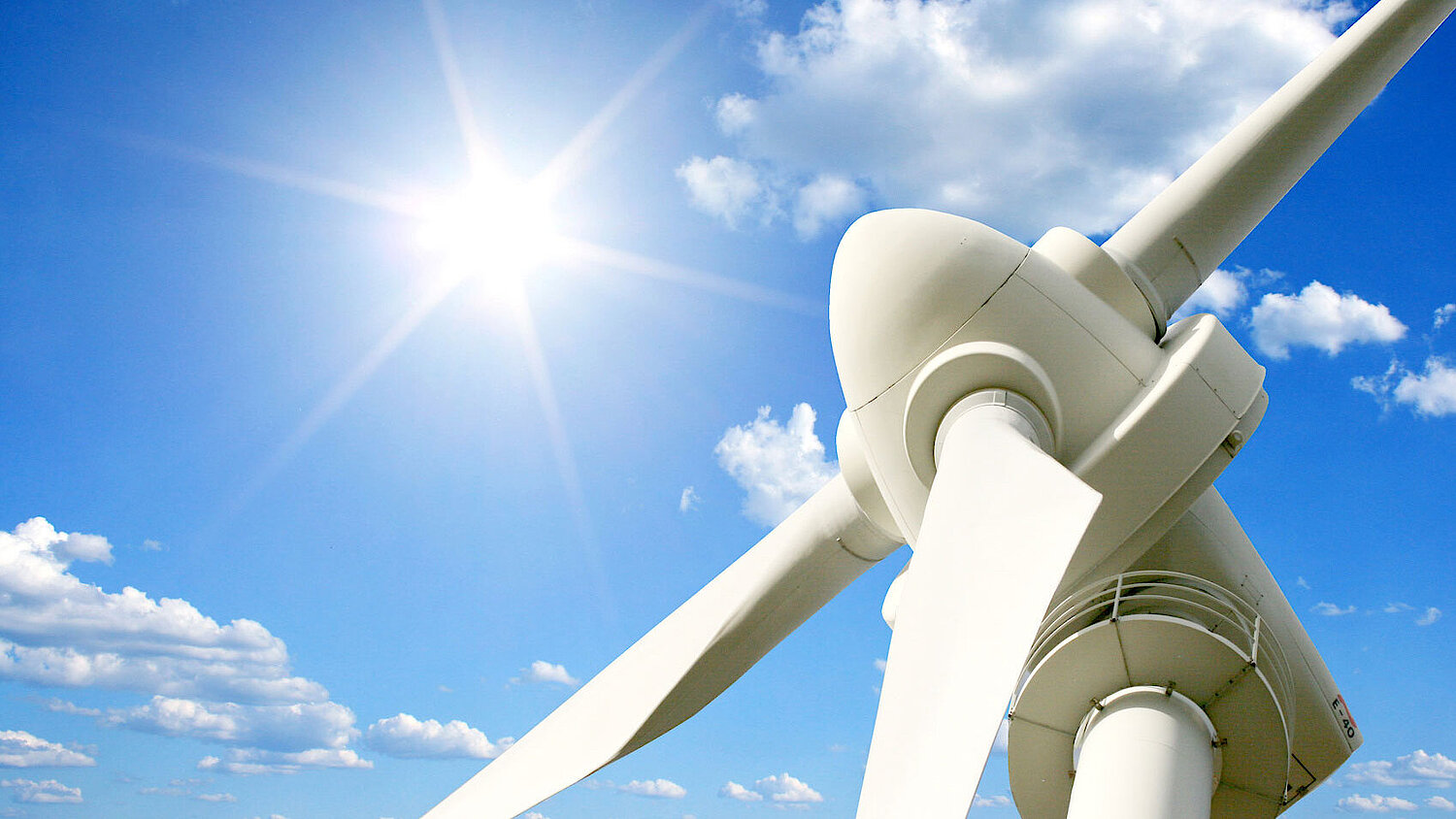Photo wind turbine and sun
